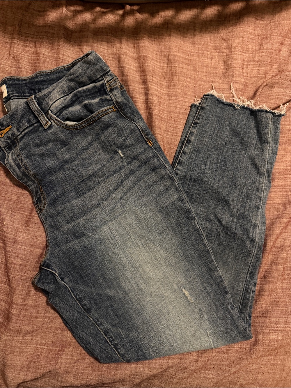Cropped Raw-Hem Ankle Jeans in Faded Blue Wash